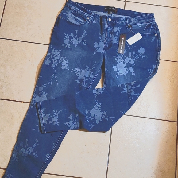 Curvy Plus Size Petite Batik Floral Printed Jeans 💙 - Picture 2 of 7
